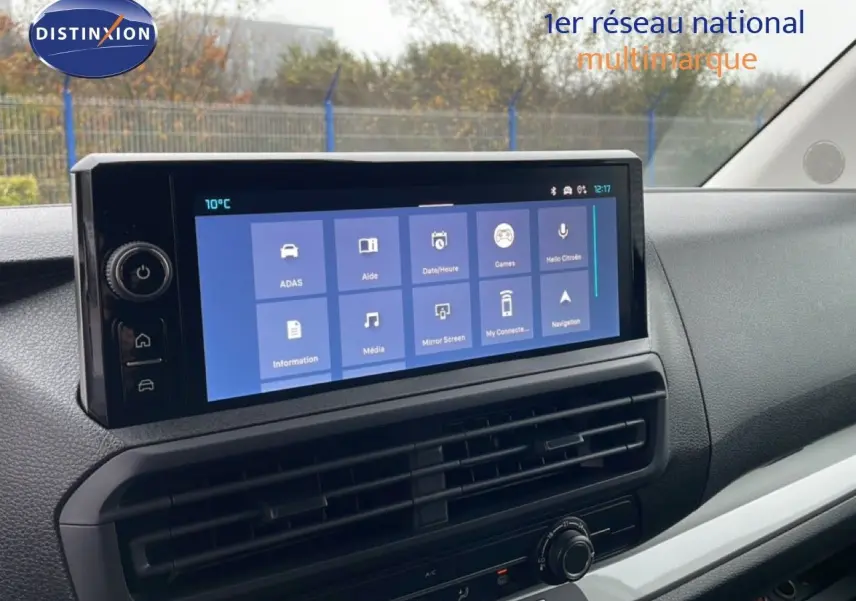 Vue intérieure du tableau de bord du Citroën Jumpy 2025 avec écran tactile central et commandes de climatisation.