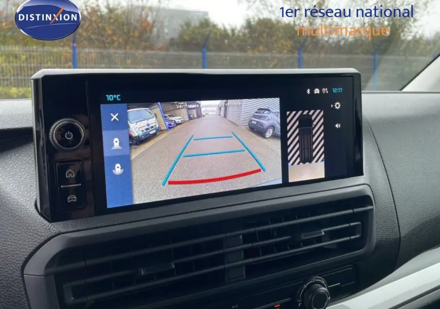 Écran tactile intérieur montrant la caméra de recul du Citroën Jumpy gris Artense, vue du tableau de bord.