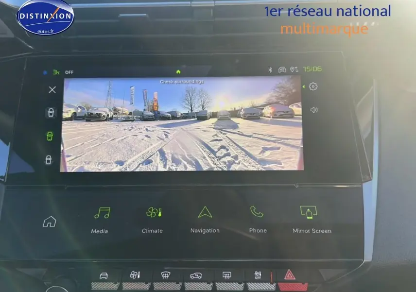 Écran tactile intérieur montrant la caméra de recul d'une Peugeot 408 Hybrid 145 GT noire, vue de face.