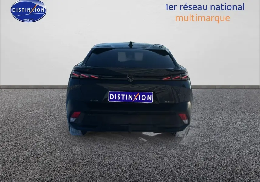 Vue arrière d'une Peugeot 408 Hybrid 145 GT noire avec feux LED et lunette arrière surteintée.