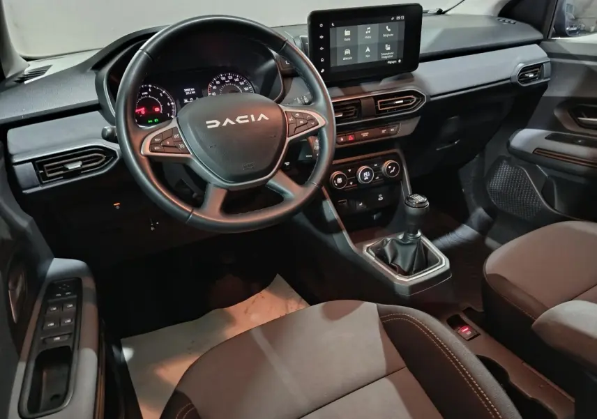 Intérieur de la Dacia Sandero Extreme+ 2024, vue côté conducteur, volant cuir multifonctions et écran tactile central.