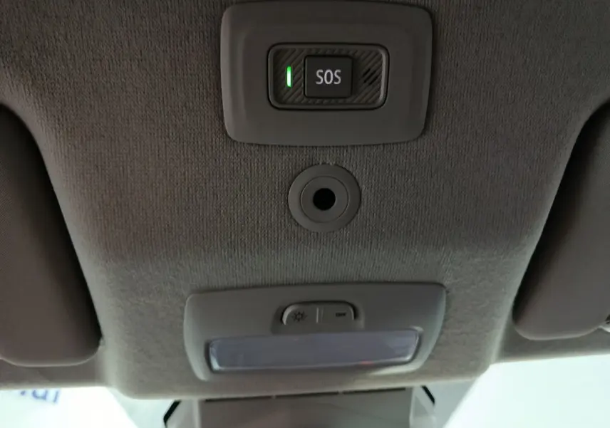Vue intérieure du plafonnier gris avec bouton SOS éclairé sur la Dacia Sandero Extreme+ TCe 110 2024.
