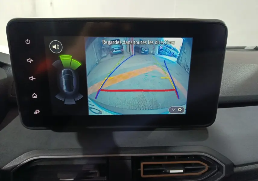 Écran tactile central de la Dacia Sandero Extreme+ 2024 montrant la caméra de recul avec guidage coloré.