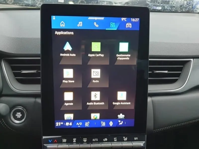 Vue intérieure centrée sur l'écran tactile multifonction du tableau de bord du Renault Symbioz noir étoilé.