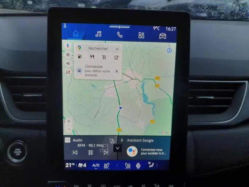 Écran tactile central affichant la navigation GPS dans l'habitacle noir étoilé du Renault Symbioz 2025.