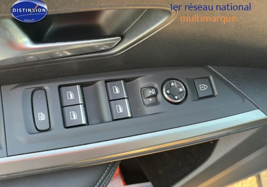 Gros plan sur la commande des vitres et rétroviseurs côté conducteur du Peugeot 3008 gris 2025.
