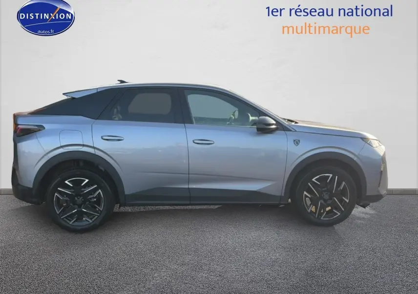 Profil côté gauche du Peugeot 3008 gris 2025 avec jantes alu noires et toit noir contrasté.