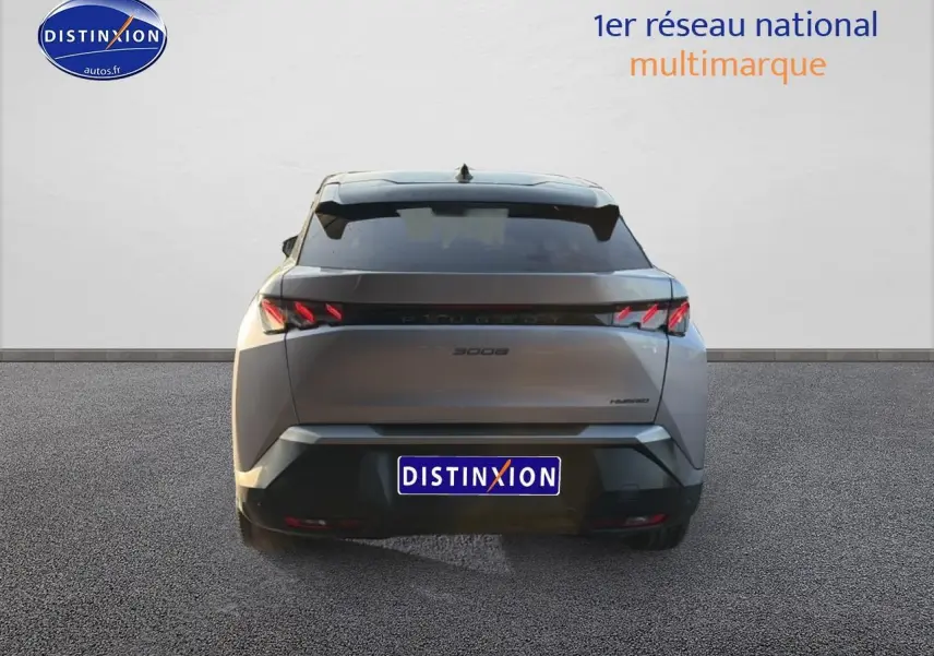 Vue arrière d'un Peugeot 3008 gris 2025 avec feux arrière LED et becquet noir distinctif.