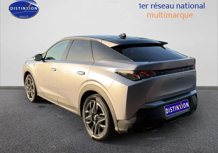 Vue 3/4 arrière droite d’un Peugeot 3008 gris 2025 avec jantes alu et vitres arrière surteintées.