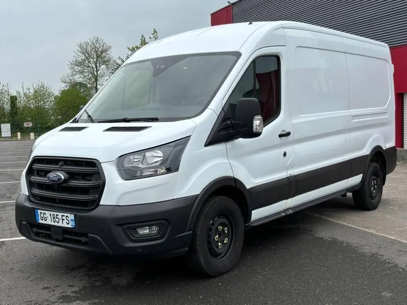 Fourgon Ford Transit blanc glacier vu en 3/4 avant droit avec porte latérale coulissante et enjoliveurs noirs