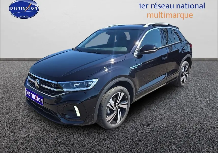 Volkswagen T-Roc noir perle vu de trois quarts avant droit avec jantes alliage et barres de toit argentées.