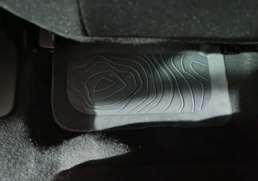 Tapis de sol noir côté conducteur dans une Dacia Sandero Extreme+ TCe 110 2024, vue rapprochée intérieure.