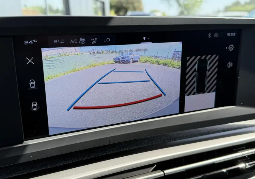 Affichage de la caméra de recul du Peugeot 3008 Hybrid noir Perla montrant la zone derrière le véhicule avec repères de guidage.