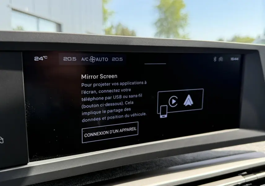 Écran tactile Peugeot i-Cockpit panoramique affichant la fonction Mirror Screen dans un 3008 Hybrid noir Perla.