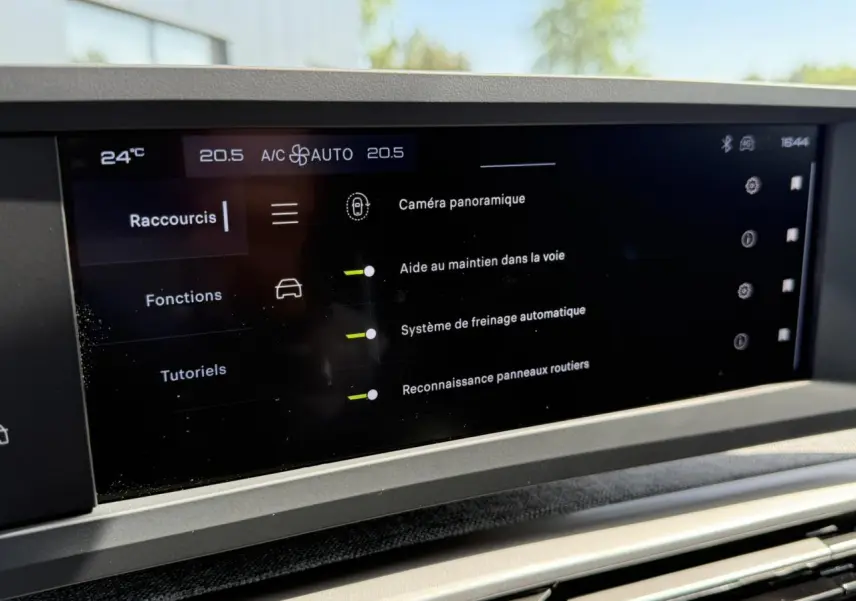Écran tactile central du Peugeot 3008 Hybrid 2025 affichant les options d'aide à la conduite et climatisation à 20,5°C