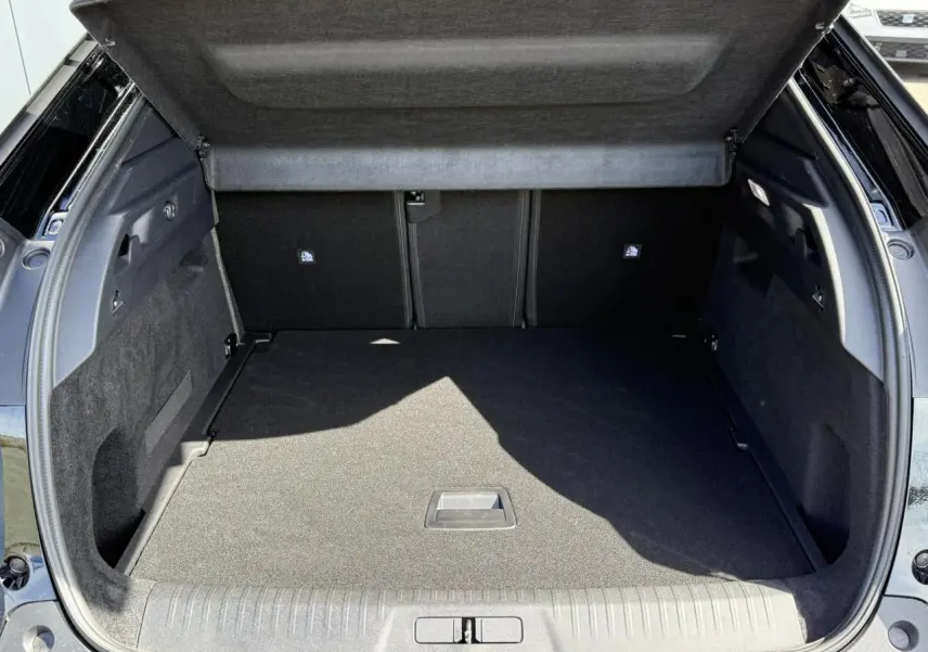 Coffre ouvert du Peugeot 3008 Hybrid 145 Allure noir Perla, montrant un plancher modulable et un intérieur spacieux.