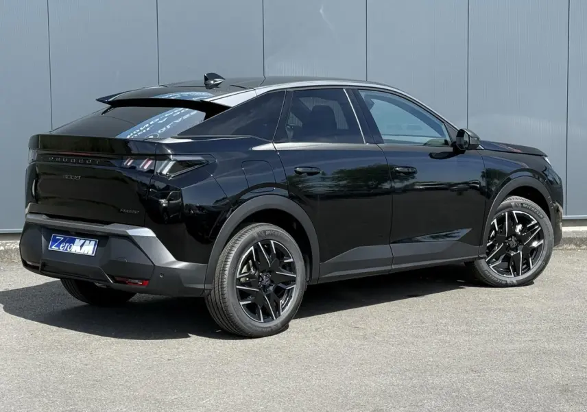 Peugeot 3008 Hybrid 145 noir Perla vue 3/4 arrière côté gauche avec jantes alliage noires brillantes.