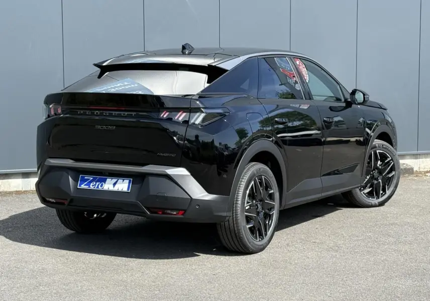 Peugeot 3008 Hybrid noir Perla en 3/4 arrière droit, avec jantes alliage noires et feux arrière LED griffés.