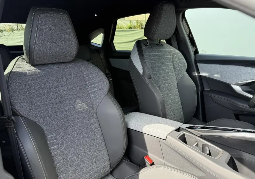 Vue rapprochée des sièges avant en tissu gris et cuir noir du Peugeot 3008 Hybrid 145 e-DSC6 Allure 2025.