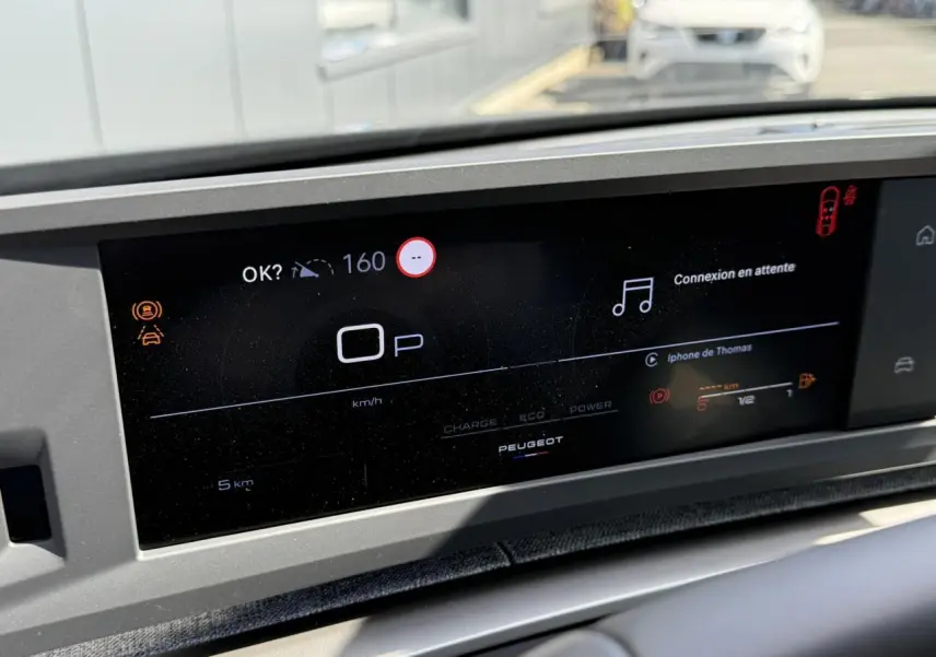 Affichage numérique du tableau de bord du Peugeot 3008 Hybrid 145 Allure, avec écran panoramique et informations de conduite.
