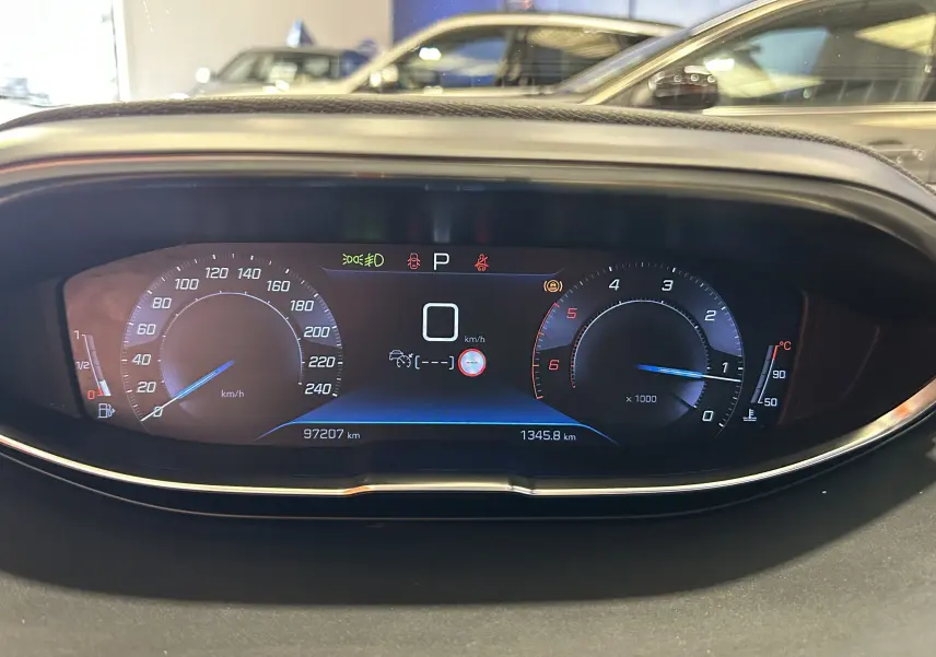 Vue rapprochée du tableau de bord numérique du Peugeot 5008 2020, affichant la vitesse et le compte-tours.