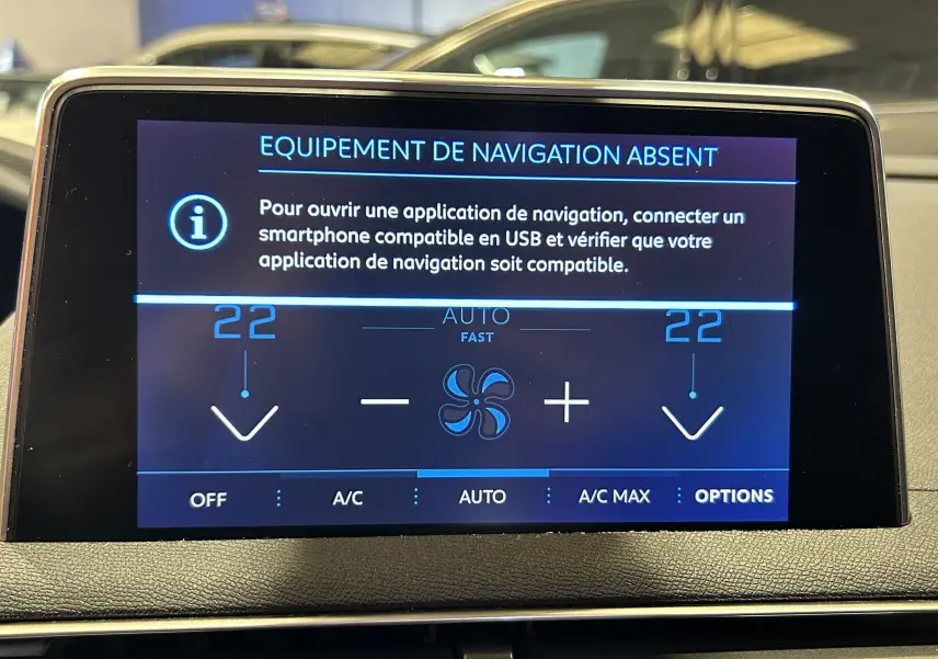 Écran central du tableau de bord du Peugeot 5008 2020 affichant l'absence d'équipement de navigation et le réglage de la climatisation à 22°C.