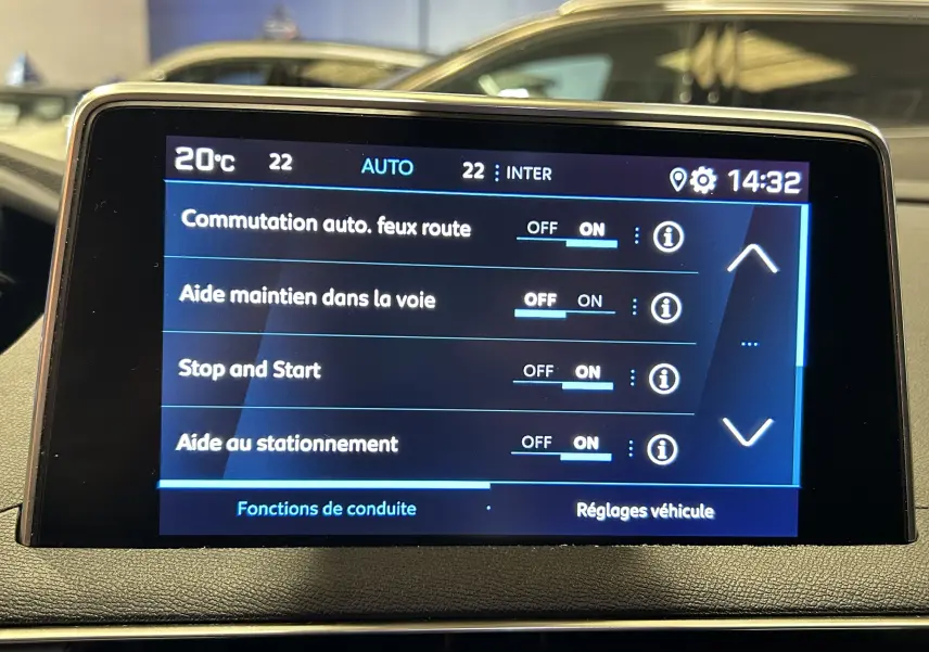 Écran tactile intérieur du Peugeot 5008 2020 affichant les réglages d'aides à la conduite avec options activées.