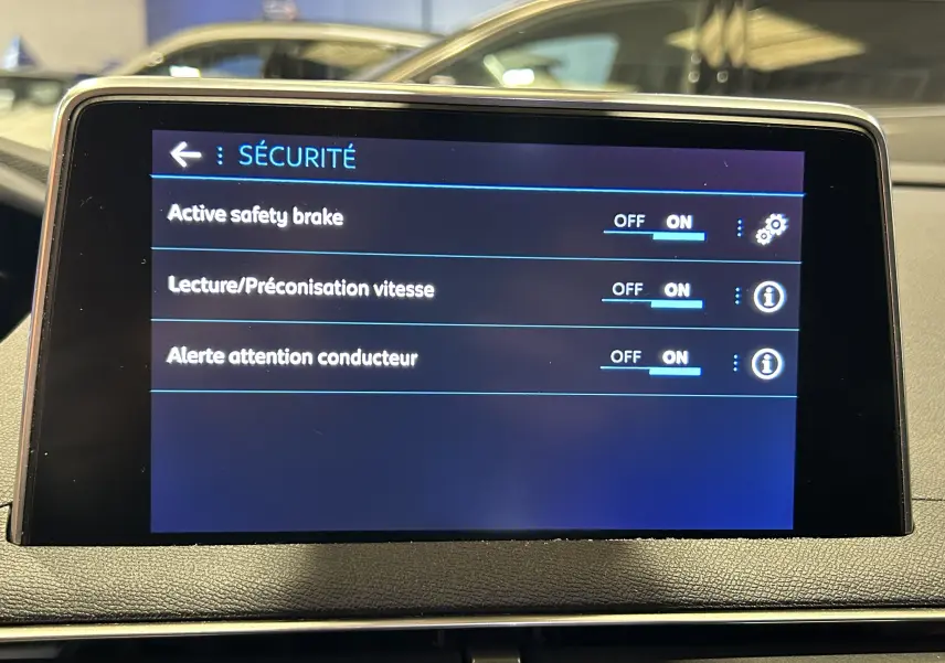 Écran tactile intérieur du Peugeot 5008 2020 affichant les réglages de sécurité activés en français.