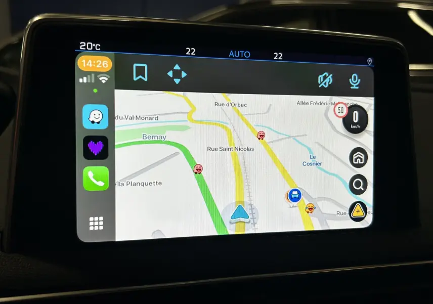 Écran tactile du système de navigation de la Peugeot 5008 2020 affichant une carte avec itinéraire et icônes colorées.