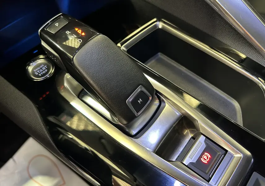 Gros plan sur la commande de boîte automatique et bouton start/stop du Peugeot 5008 gris, version BlueHDi 130 EAT8 Allure.