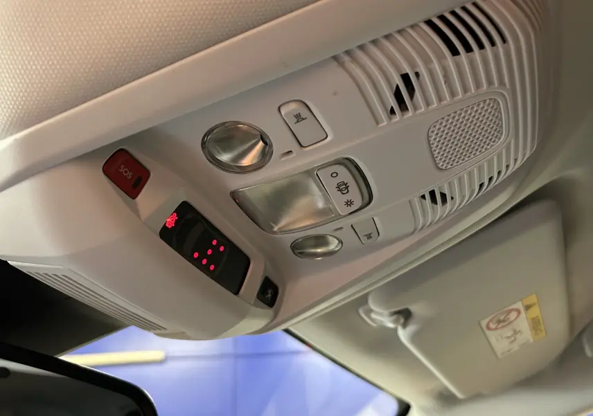 Plafonnier intérieur gris clair du Peugeot 5008 2020 avec boutons SOS et éclairage, vue en légère contre-plongée.