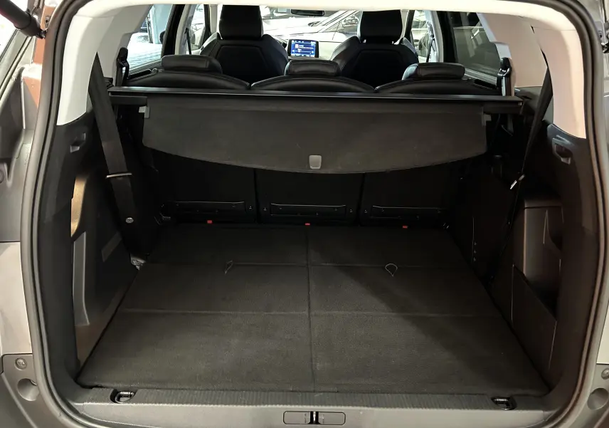 Coffre ouvert du Peugeot 5008 gris 2020, vue arrière montrant l'espace de chargement avec banquette rabattue et cache-bagages.