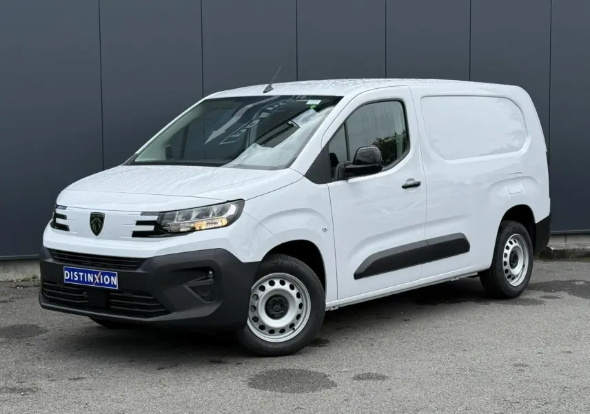 Peugeot Partner blanc en vue 3/4 avant droit, avec pare-chocs noirs et jantes acier simples.