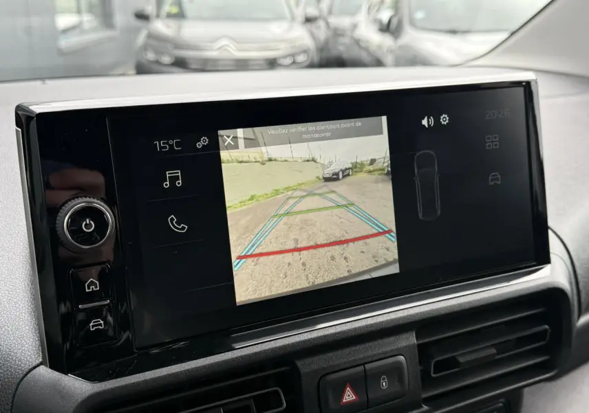 Écran tactile du tableau de bord du Peugeot Partner blanc 2025 montrant la caméra de recul en action.