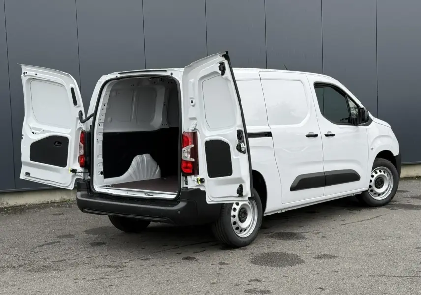 Vue 3/4 arrière droite du Peugeot Partner XL blanc avec portes arrière ouvertes montrant l'espace de chargement vide.