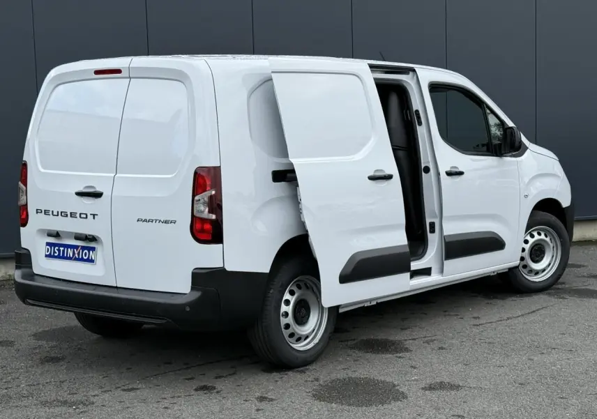 Vue 3/4 arrière droite d'un Peugeot Partner blanc avec porte latérale coulissante ouverte sur fond neutre.
