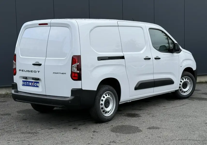 Vue 3/4 arrière droite d'un utilitaire Peugeot Partner XL blanc avec porte latérale coulissante et jantes acier.