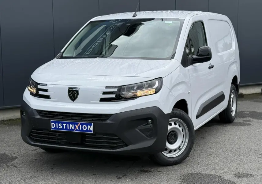 Vue 3/4 avant droite d'un utilitaire Peugeot Partner blanc avec pare-chocs noir et jantes acier.