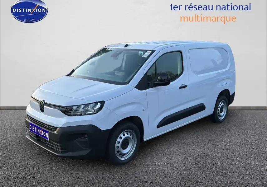 Vue 3/4 avant droite du Citroën Berlingo Fourgon XL blanc avec porte latérale coulissante et pare-chocs noir.