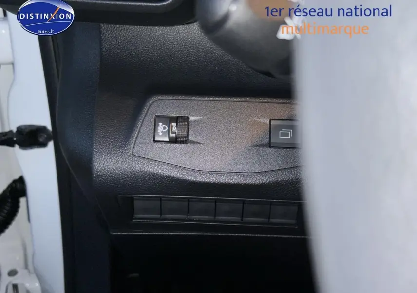 Vue partielle du tableau de bord côté gauche du Citroën Berlingo Fourgon blanc avec commandes d'éclairage et boutons.