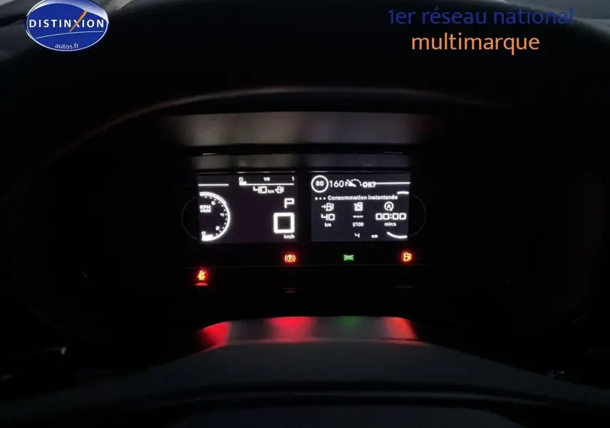 Tableau de bord numérique éclairé du Citroën Berlingo Fourgon blanc, vue frontale centrée sur l'affichage.