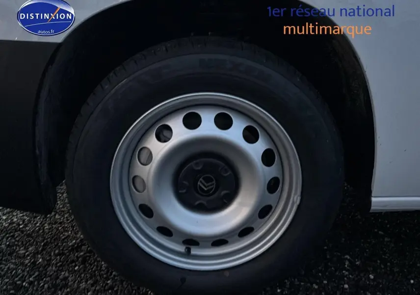 Gros plan sur la roue avant droite en jante acier du Citroën Berlingo Fourgon blanc 2025.