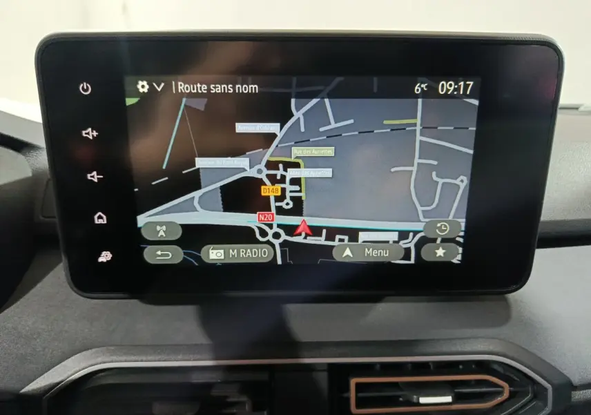 Écran tactile central 8 pouces du tableau de bord de la Dacia Sandero Extreme+ TCe 110 2024 affichant la navigation GPS.