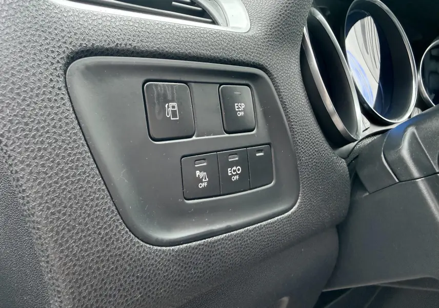 Détail des commandes noires sur le tableau de bord côté gauche d'une Citroën DS4 2012.