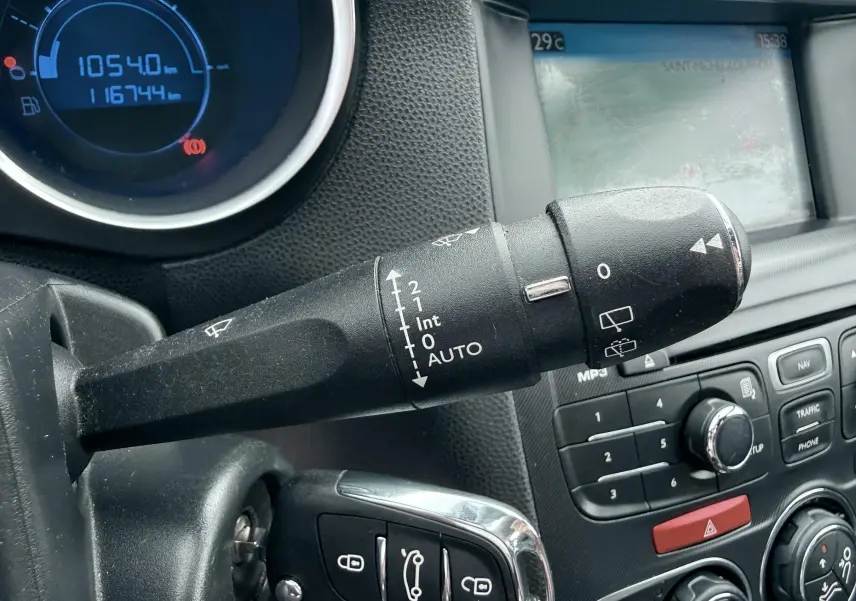 Gros plan sur la commande d’essuie-glace et le tableau de bord numérique d’une Citroën DS4 noire de 2012.