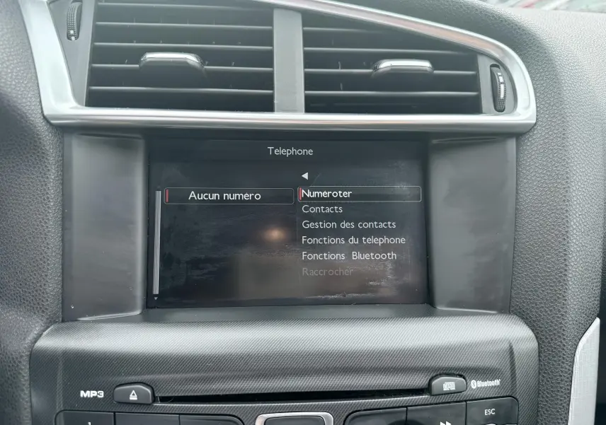 Écran central de la Citroën DS4 noir 2012 affichant le menu téléphone, entouré de la console et des aérateurs.