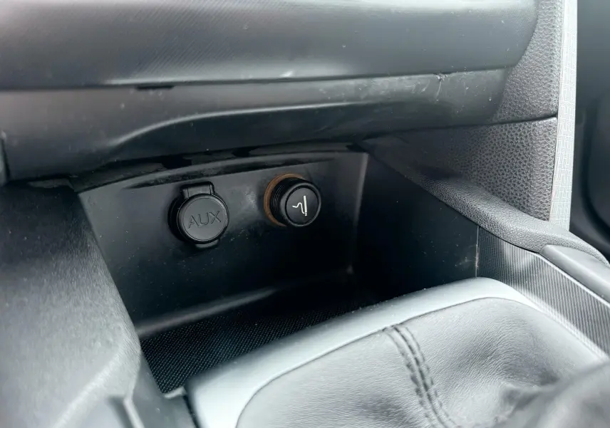Prise AUX et allume-cigare en gros plan dans l’habitacle noir d’une Citroën DS4 2012.