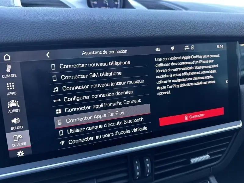 Écran tactile du système multimédia du Porsche Cayenne Coupé 3.0 V6 340CV noir métal, affichant les options de connexion Apple CarPlay.