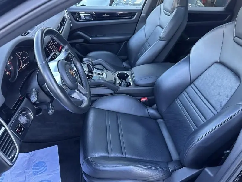 Intérieur noir cuir du Porsche Cayenne coupe 3.0 V6 340CV 2020, vue côté conducteur avec tableau de bord et console centrale.