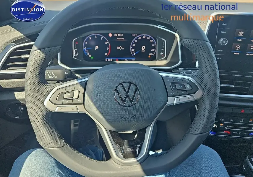 Vue rapprochée du volant cuir multifonction sport et du cockpit numérique du Volkswagen T-Roc noir perle 2025.
